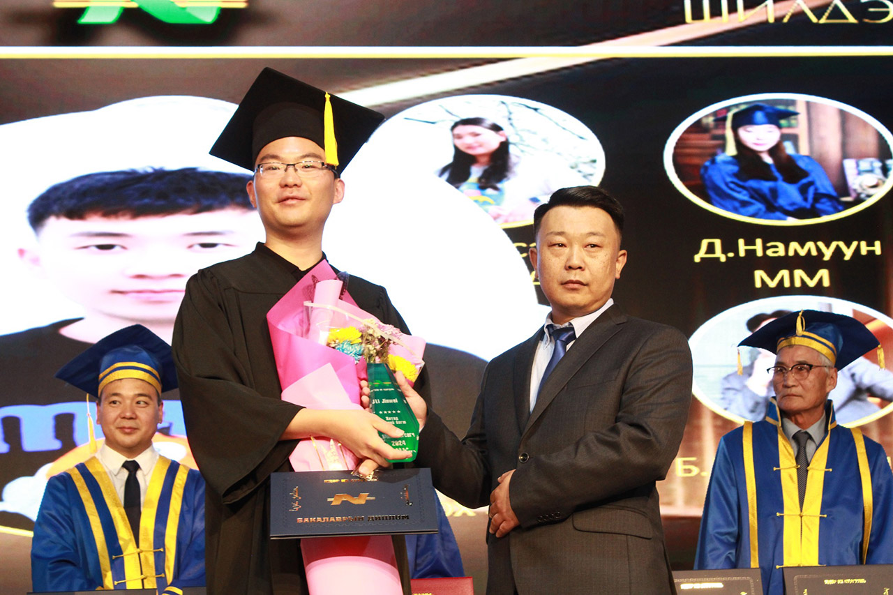 给中国学生颁发毕业证